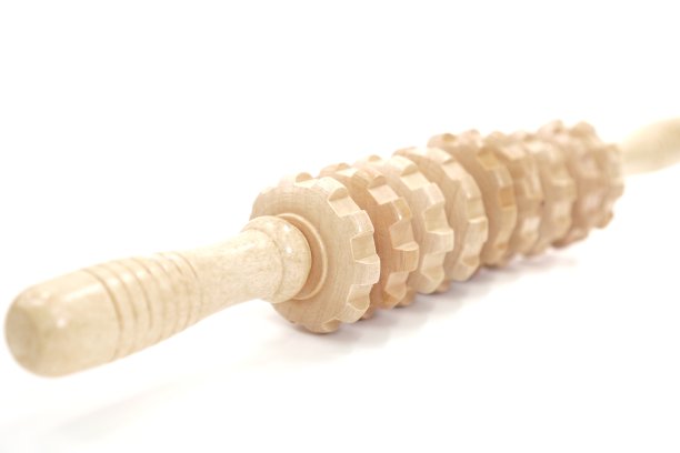 图片显示了一种带有特殊按摩轮的瓜纱棒，用于身体不同部位的肌肉，特写。图片下载