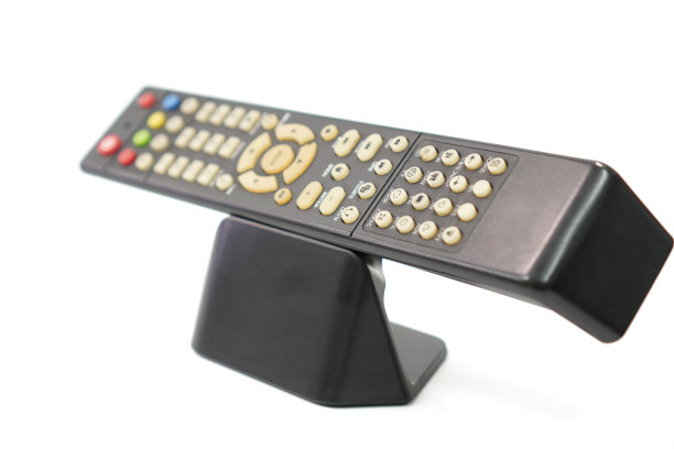 白色背景上显示用于控制媒体播放设备的遥控器的图像。图片下载