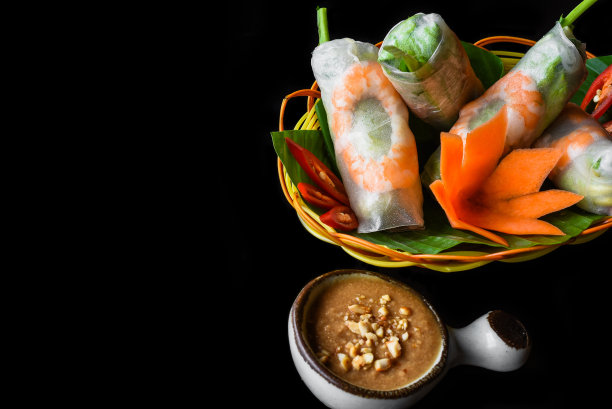 传统的越南春卷，黑底宣纸图片下载