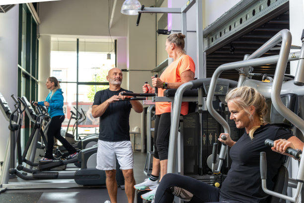 中年朋友在健身房。图片下载