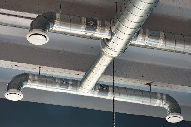 银色的通风管道悬挂在建筑内部的天花板上图片下载