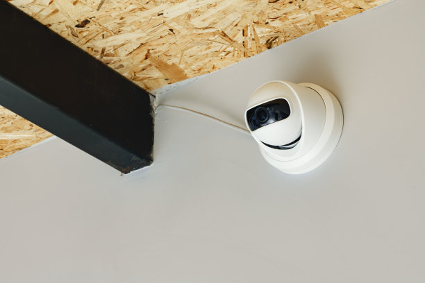 灰色墙上的闭路电视摄像头近距离观察图片下载