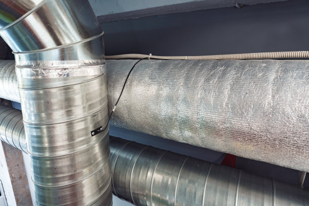 银色的通风管道悬挂在建筑内部的天花板上图片下载