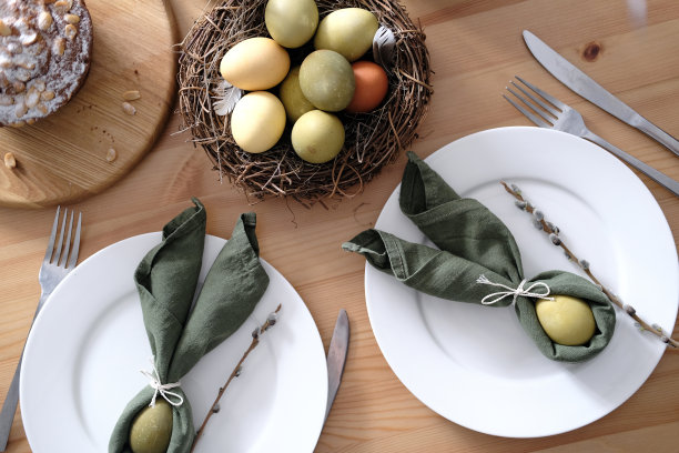 俯视图美丽的复活节桌子与糕点，柳枝，鸡蛋和蜡烛。图片下载