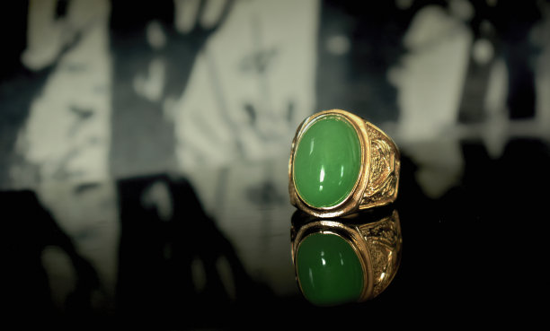 玉戒指是用青玉装饰的金戒指。图片下载