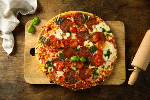 披萨配香肠和香蒜酱图片下载