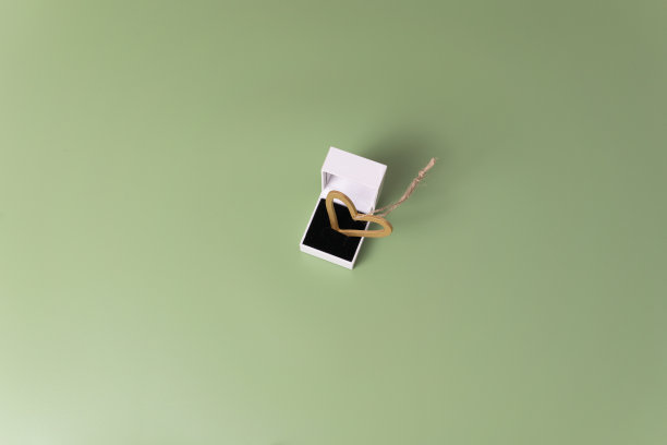 爱的概念与礼盒和木制的心图片下载