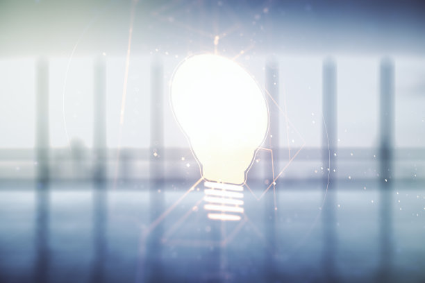 创意灯泡全息图双曝光空现代办公背景，研发理念图片下载