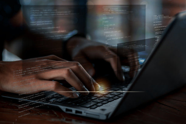 数字技术，软件开发概念。编码程序员，在笔记本电脑上工作的软件工程师，在虚拟屏幕上使用电路板和javascript，物联网图片下载