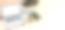 白色显示屏笔记本电脑，咖啡杯放在会议室桌子上图片下载