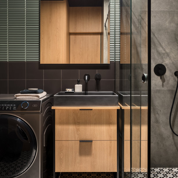 木制家具在现代黑暗浴室图片下载