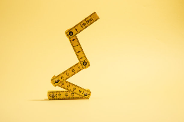 卷尺在黄色背景上有拷贝空间图片下载