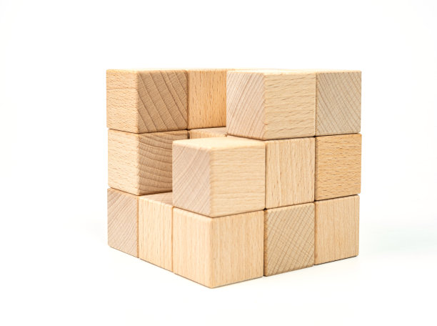 白色背景上的木质立方体结构图片下载
