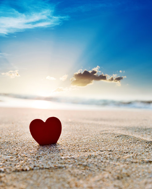 沙滩上的红色心形图案图片下载