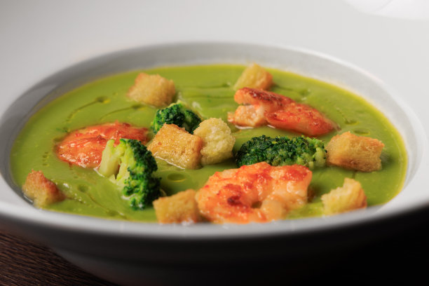 西兰花奶油汤和虾仁图片下载