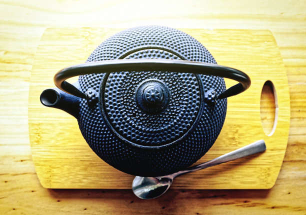 传统的铸铁中国茶壶，现在流行于世界各地图片下载