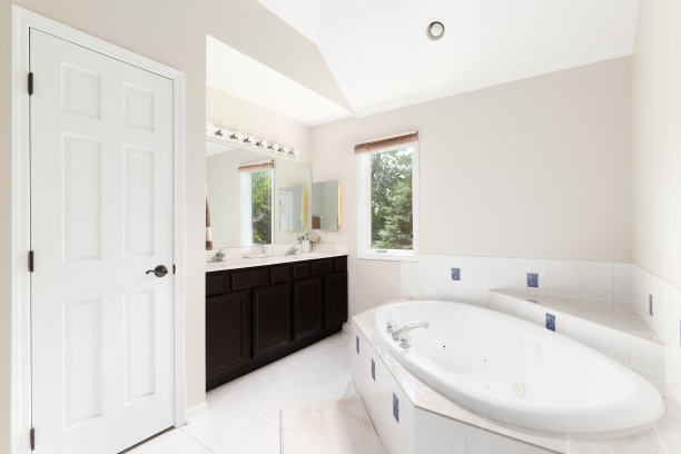 一间带大浴缸和木橱柜的浴室。图片下载