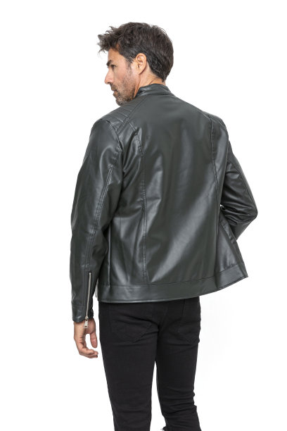 英俊的中年西班牙短粗胡须男子在白色工作室。图片下载