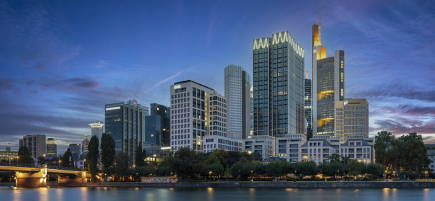 美因河畔法兰克福的天际线，德国，欧洲金融中心图片下载