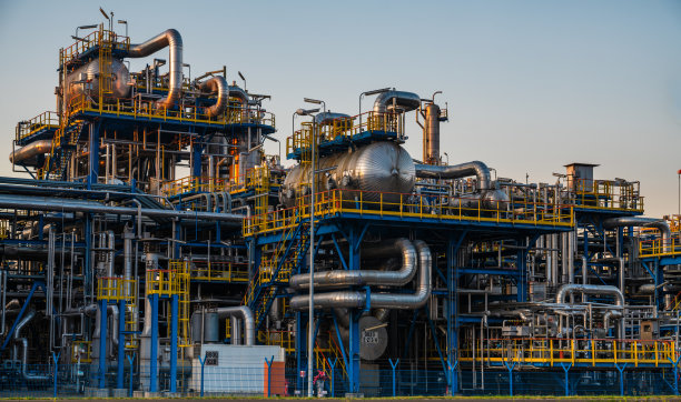 夕阳下的炼油厂图片下载