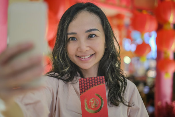 美丽的亚洲女子在中国新年自拍图片下载