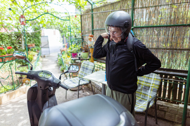 活跃的高级男子骑摩托车图片下载