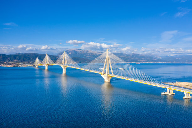 里奥-安蒂里奥大桥，正式名称为查利奥斯·特里库皮斯大桥，是希腊最长的多跨斜拉桥和最长的全悬索桥图片下载