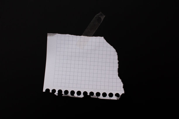 空白撕裂纸孤立在黑色背景上图片下载
