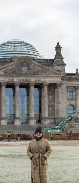 一名女游客站在德国议会大厦前拍照图片下载