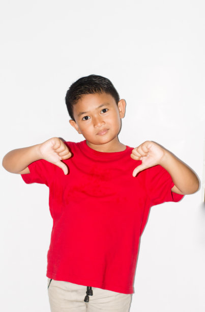 肖像亚洲男孩穿着休闲衬衫在孤立的白色背景图片下载