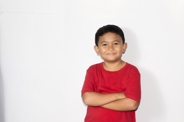 肖像亚洲男孩穿着休闲衬衫在孤立的白色背景图片下载