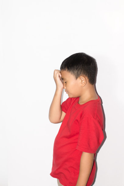 肖像亚洲男孩穿着休闲衬衫在孤立的白色背景图片下载