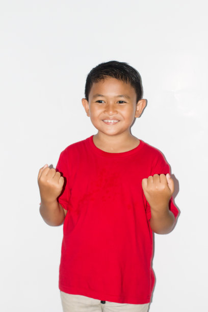 肖像亚洲男孩穿着休闲衬衫在孤立的白色背景图片下载