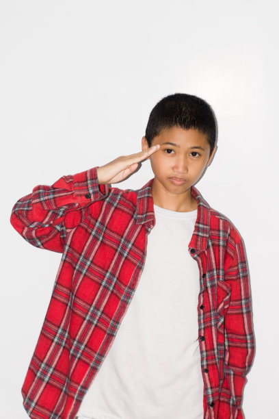 肖像亚洲男孩穿着休闲衬衫在孤立的白色背景图片下载