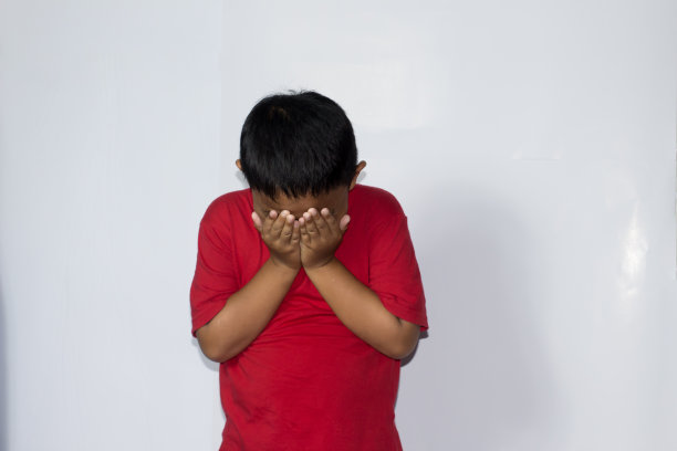 肖像亚洲男孩穿着休闲衬衫在孤立的白色背景图片下载