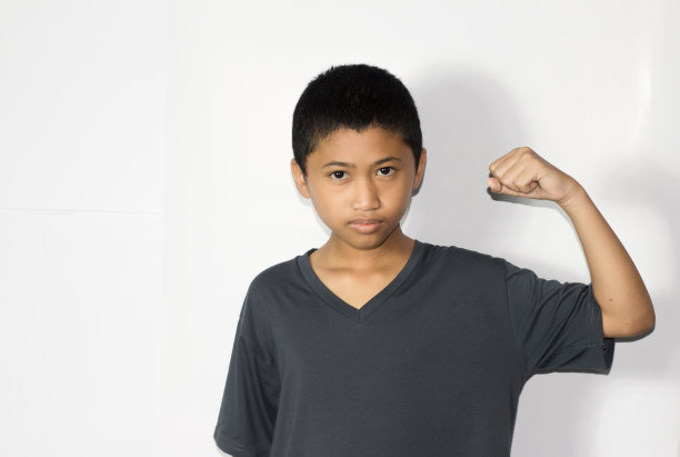 肖像亚洲男孩孤立的白色背景图片下载