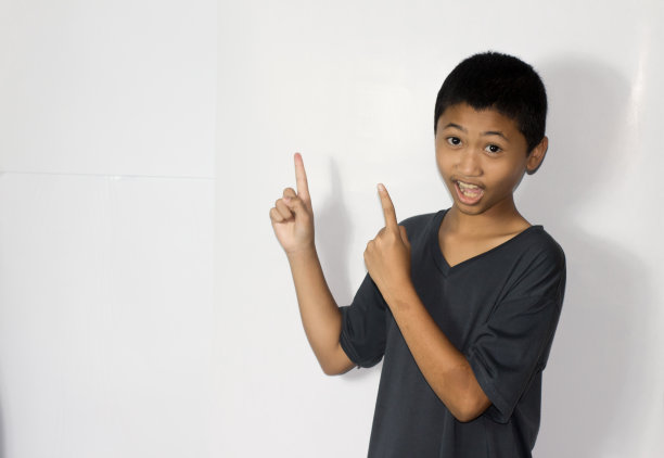 肖像亚洲男孩孤立的白色背景图片下载