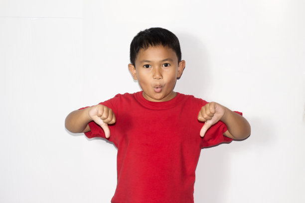 肖像亚洲男孩穿着休闲衬衫在孤立的白色背景图片下载