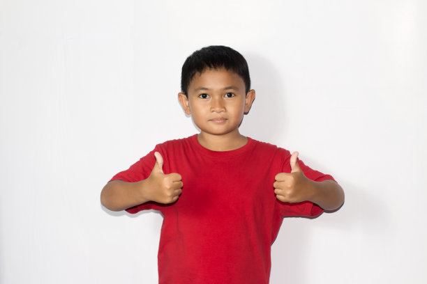 肖像亚洲男孩穿着休闲衬衫在孤立的白色背景图片下载