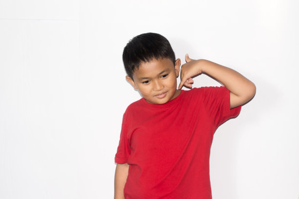 肖像亚洲男孩穿着休闲衬衫在孤立的白色背景图片下载