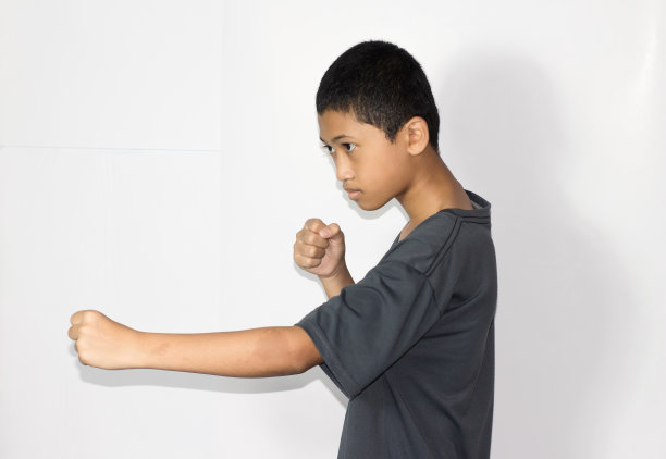 男孩用打斗姿势打架图片下载