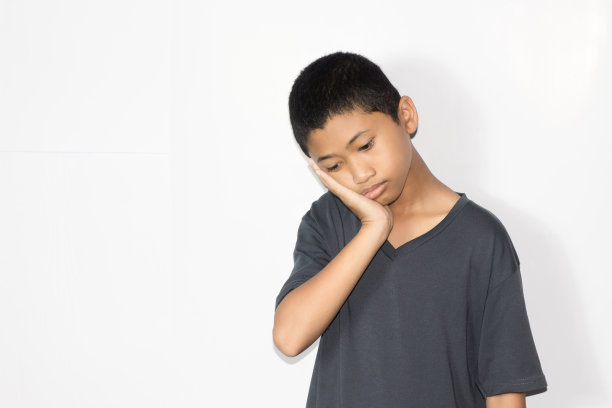 肖像的亚洲男孩悲伤和生病穿着休闲衬衫孤立的白色背景图片下载