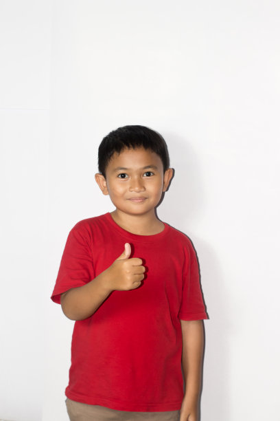 肖像亚洲男孩穿着休闲衬衫在孤立的白色背景图片下载