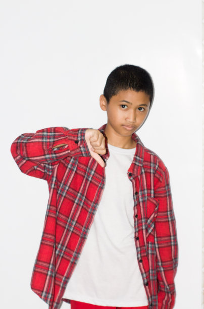 肖像亚洲男孩穿着休闲衬衫在孤立的白色背景图片下载