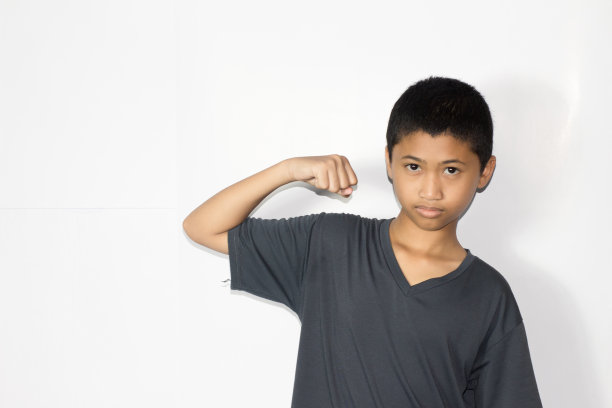 肖像亚洲男孩孤立的白色背景图片下载