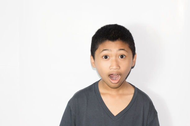 肖像的亚洲男孩悲伤和生病穿着休闲衬衫孤立的白色背景图片下载