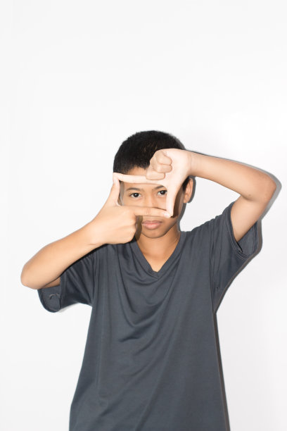 肖像亚洲男孩孤立的白色背景图片下载