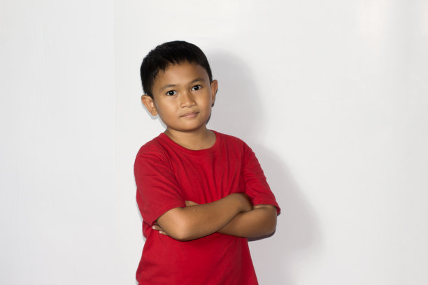 肖像亚洲男孩穿着休闲衬衫在孤立的白色背景图片下载