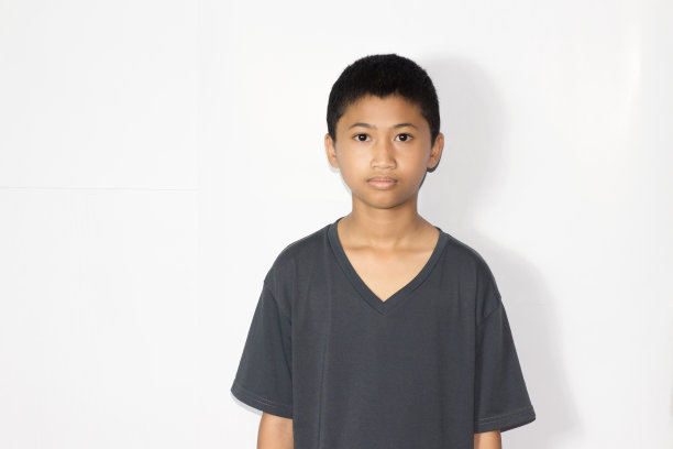 肖像亚洲男孩孤立的白色背景图片下载