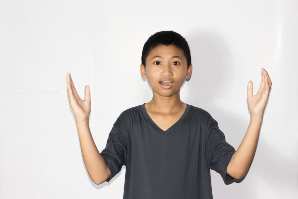 男孩尖叫与孤立的白色背景图片下载